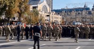 Украинские военные снова прокричали "Путин х**ло" на репетиции парада в Киеве (видео)