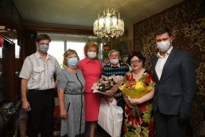Более восьмидесяти юбилейных семейных пар получили подарки в Вологде