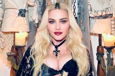 Фотосессии в церкви и лозунг "Ешь, молись, люби": как Мадонна с детьми и бойфрендом путешествует по Италии