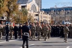 Военные ответили на кричалку о Путине во время репетиции парада