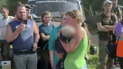Опубликовано видео воссоединения пропавшей под Смоленском девочки с матерью