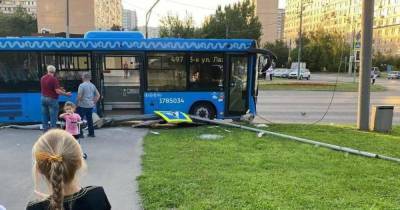В Москве автобус вылетел с дороги и снес столб