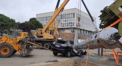 В Херсоне рухнувший мегафлагшток раздавил Lexus чиновника, курировавшего его установку