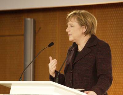 Меркель просит Путина для «Петербургского диалога» исключить из списка нежелательных организаций немецкие НКО