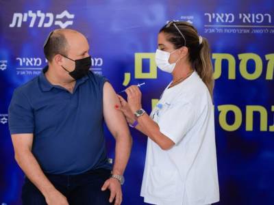 Премьер-министр Израиля Нафтали Беннетт получил "бустерную" дозу прививки COVID-19