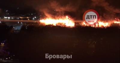 "Дому уже не помочь": в Киеве пятиэтажку охватил мощный пожар (фото, видео)