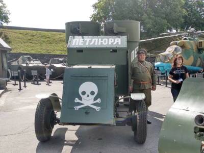 Украинский солдат упал в обморок на открытии выставки о Петлюре в...