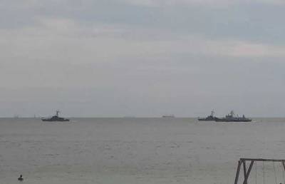 Туристы на одесских пляжах сняли на видео "парад" военных кораблей