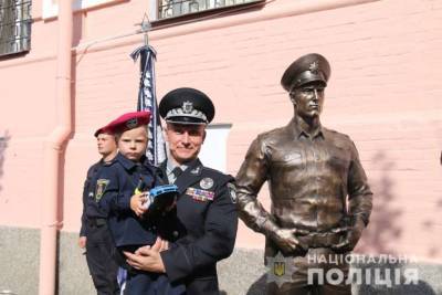 Памятник полицейскому установили в центре Киева (фото)
