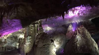 Ответит на 33 вопроса: по греческой пещере посетителей водит робот-гид