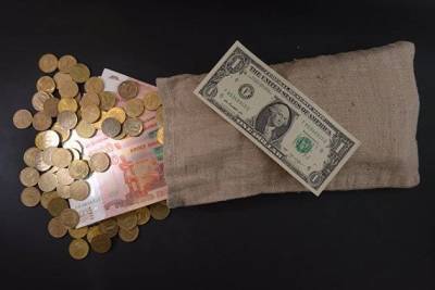 Аналитик "Фридом Финанс" Александр Осин предупредил, что в сентябре возможно снижение курса рубля