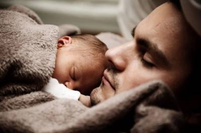 Минтруд РФ уточнил правила получения маткапитала для отцов с детьми от суррогатных матерей