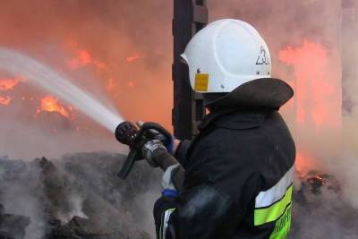 В Красноярском крае на железнодорожных путях загорелась цистерна с горючим