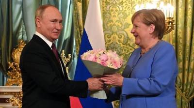 Путин потребовал от Меркель «надавить» на Киев по Донбассу