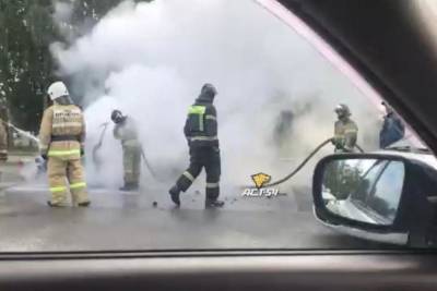Автомобиль Peugeot выгорел в аэропорту Новосибирска