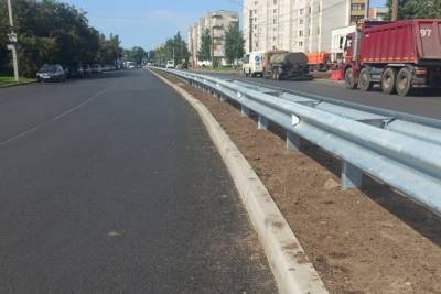 В Ярославле вдоль дороги вырубили деревья и поставили отбойники