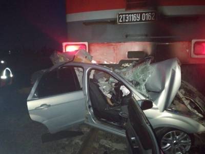 В Башкирии ночью легковушка въехала в поезд, двое погибли