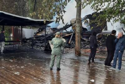 СК: Под завалами сгоревшего в деревне Подборовье-1 гостевого дома могут быть люди