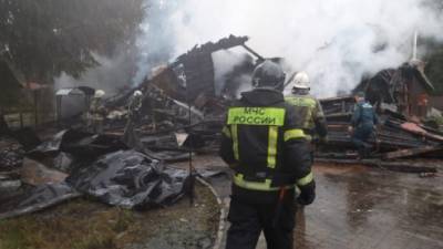 Гостевой дом сгорел дотла и рухнул в Псковской области. Есть погибшие