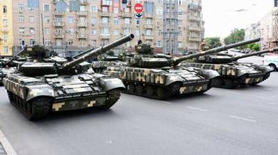 Во время репетиции парада в Киеве сломался танк. Его пришлось отбуксировать