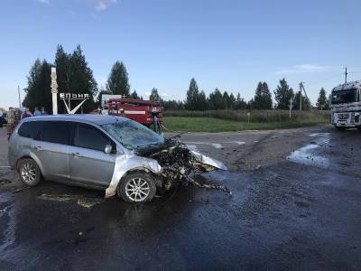 В страшном столкновении в райцентре Смоленской области погиб водитель иномарки