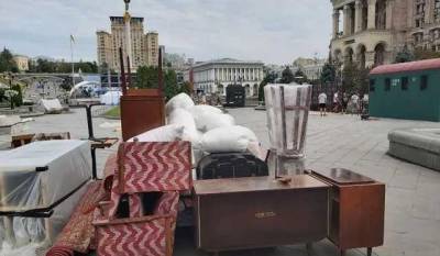 Охраняют с автоматами: Советские декорации переместили на Майдан Независимости