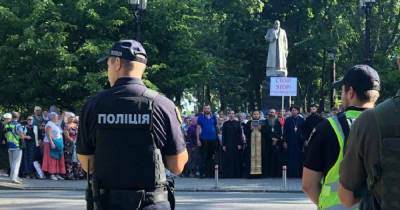 Сотни православных пришли к Раде выразить протест патриарху Варфоломею