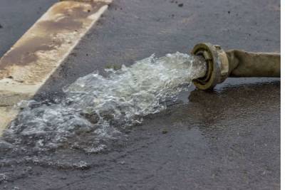 В Новгородской области ускоренно откачивают воду с затопленных улиц