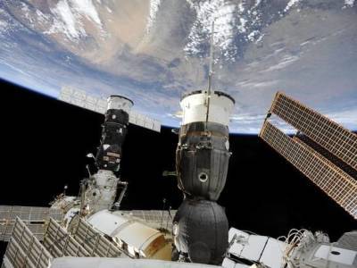 Орбиту МКС подняли на 1,2 км перед прибытием на станцию актрисы Пересильд и режиссера Шипенко