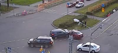 После лобового столкновения автомобиль в Петрозаводске выехал на газон с пешеходами (ВИДЕО)