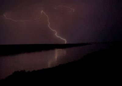 На берегу Оки в Касимове засняли удар молнии