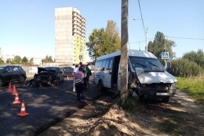 В Твери пьяный водитель легковушки протаранил автобус