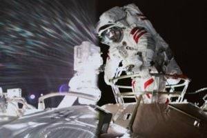 Китайские астронавты вышли с корабля и "прогулялись" по космосу