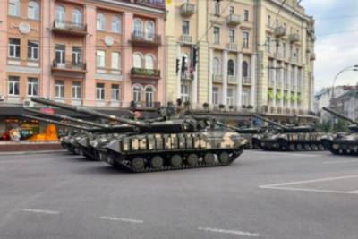 Во время репетиции военного парада в Киеве водитель специально наехал на патрульного