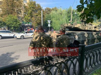 В Киеве репетицию парада остановили из-за сломавшегося танка. При его буксировке едва не повредили мост