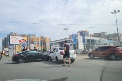 В Рязани на улице Есенина произошло ДТП с участием Audi TT и Renault Logan