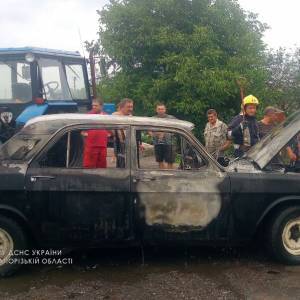 В селе в Запорожской области ликвидировали возгорание автомобиля. Фотофакт