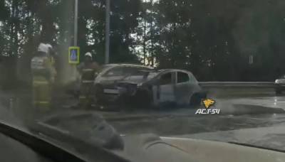 На парковке в новосибирском аэропорту Толмачево полностью сгорел автомобиль Peugeot
