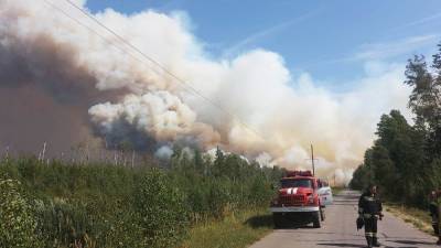 1700 человек тушат пожар на границе Нижегородской области