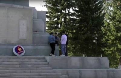 Подростков, играющих в карты на обелиске в Ржеве Тверской области, сняли на видео