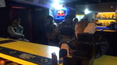 В Петербурге гости бара "Мёд" попали в медучреждение после визита полиции