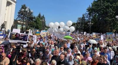 Под Верховной Радой проходит многотысячный пикет УПЦ: причины