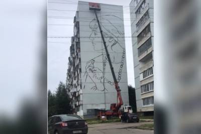 Стены домов в Великом Новгороде разрисовали историческими граффити