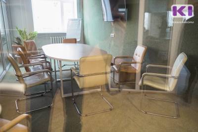 "Беременные" стулья и столы увольнений: в какие приметы верят работающие россияне