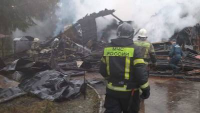 Тело третьего погибшего найдено после пожара в гостевом доме под Псковом
