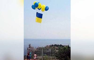 У Криму перед Днем Незалежності в небо запустили прапор України