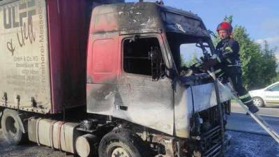 На Львовщине посреди дороги полностью сгорел грузовик