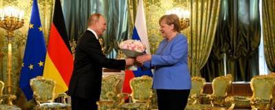 Sohu назвало Путина галантным человеком, основываясь на подаренных им Меркель цветах