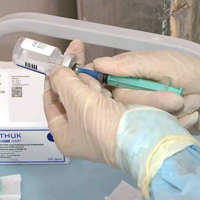 Минздрав РФ разрешил использование вакцины от коронавируса "Спутник Лайт" для вакцинации лиц старше 60 лет