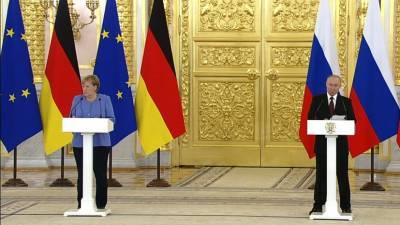 Владимир Путин попросил Ангелу Меркель повлиять на выполнение Киевом обязательств по Донбассу — видео